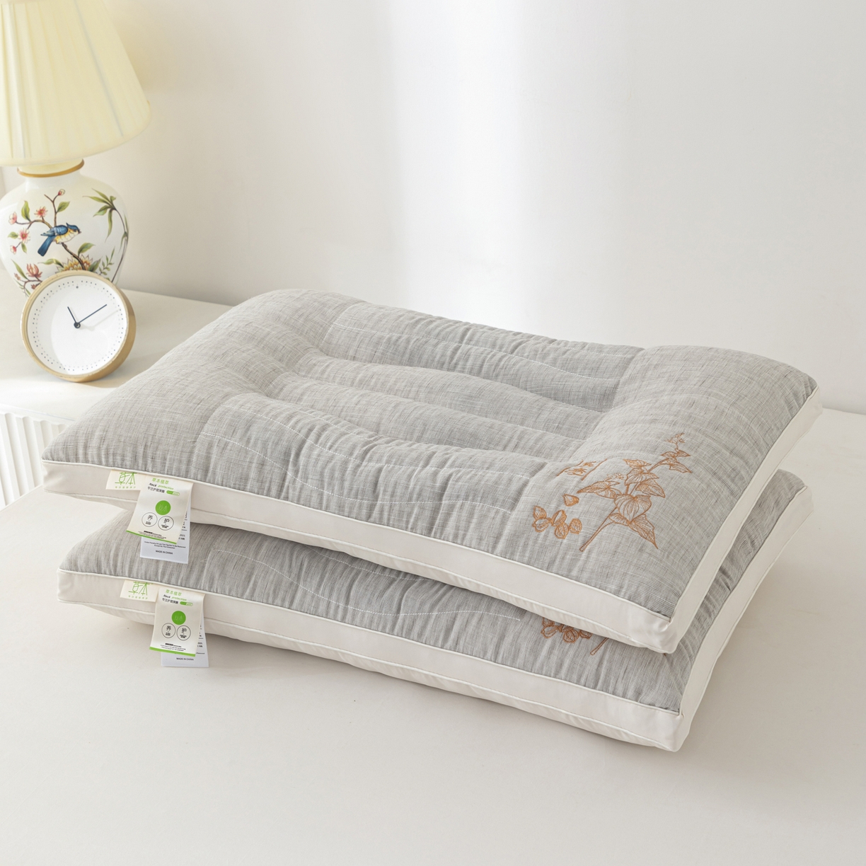 91家纺网 家纺一手货源 找家纺 大熊枕芯 2025新款麻料定型护颈枕荞麦壳羽丝绒枕头枕芯 灰色