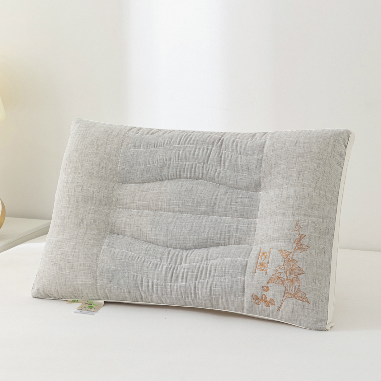 91家纺网 家纺一手货源 找家纺 大熊枕芯 2025新款麻料定型护颈枕荞麦壳羽丝绒枕头枕芯 灰色