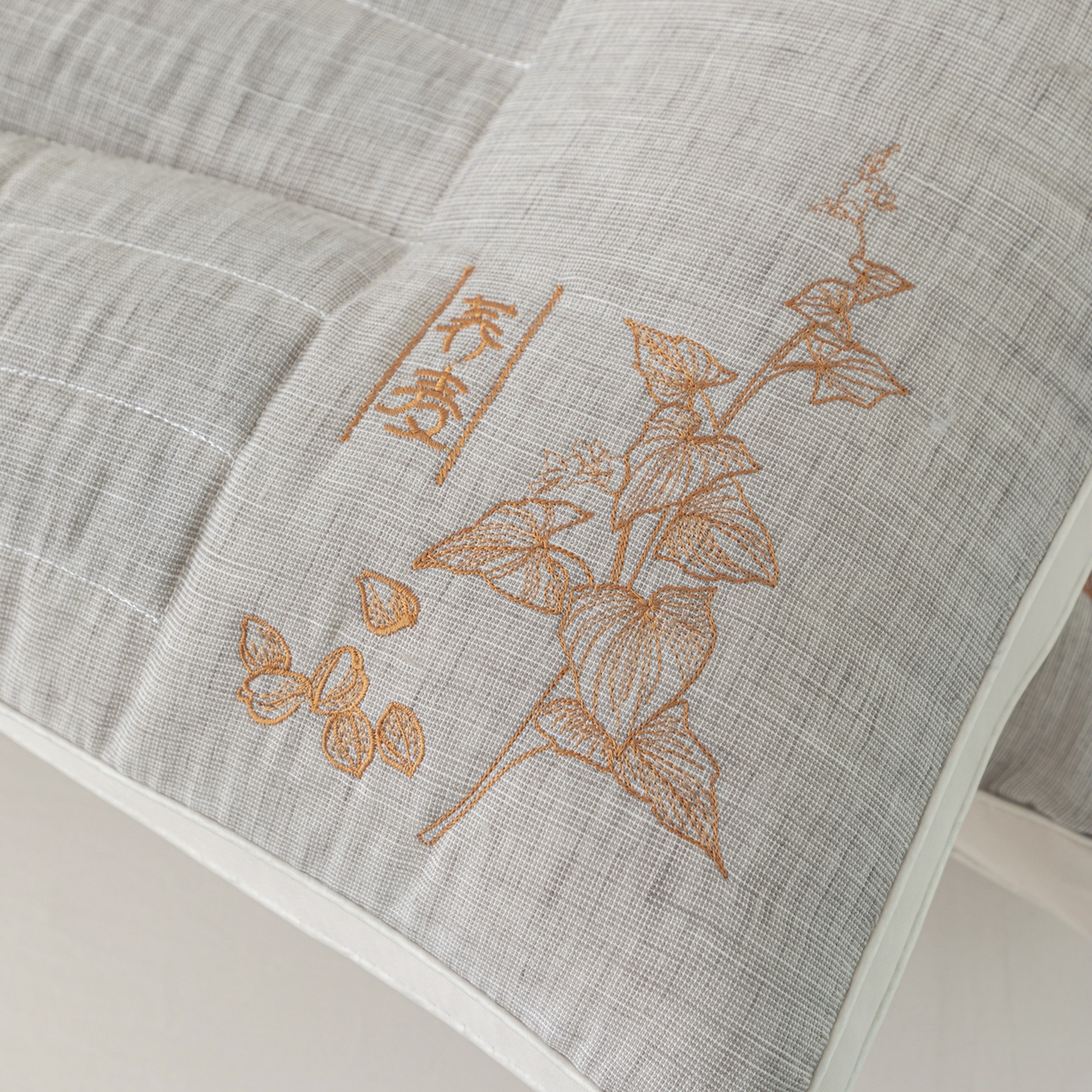 91家纺网 家纺一手货源 找家纺 大熊枕芯 2025新款麻料定型护颈枕荞麦壳羽丝绒枕头枕芯 灰色