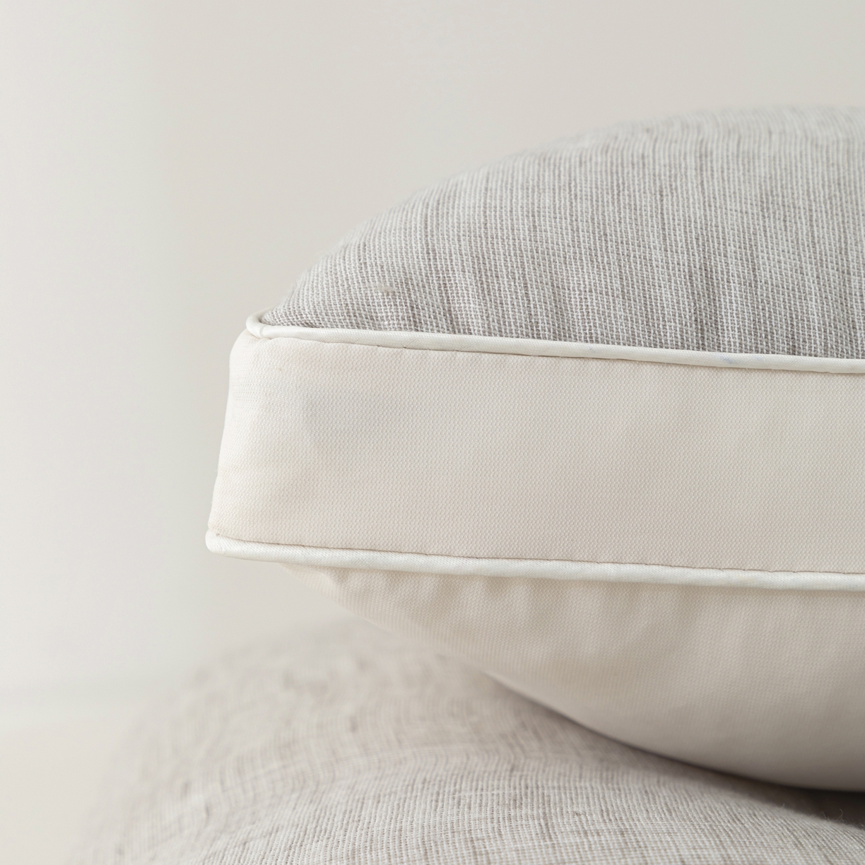 91家纺网 家纺一手货源 找家纺 大熊枕芯 2025新款麻料定型护颈枕荞麦壳羽丝绒枕头枕芯 灰色