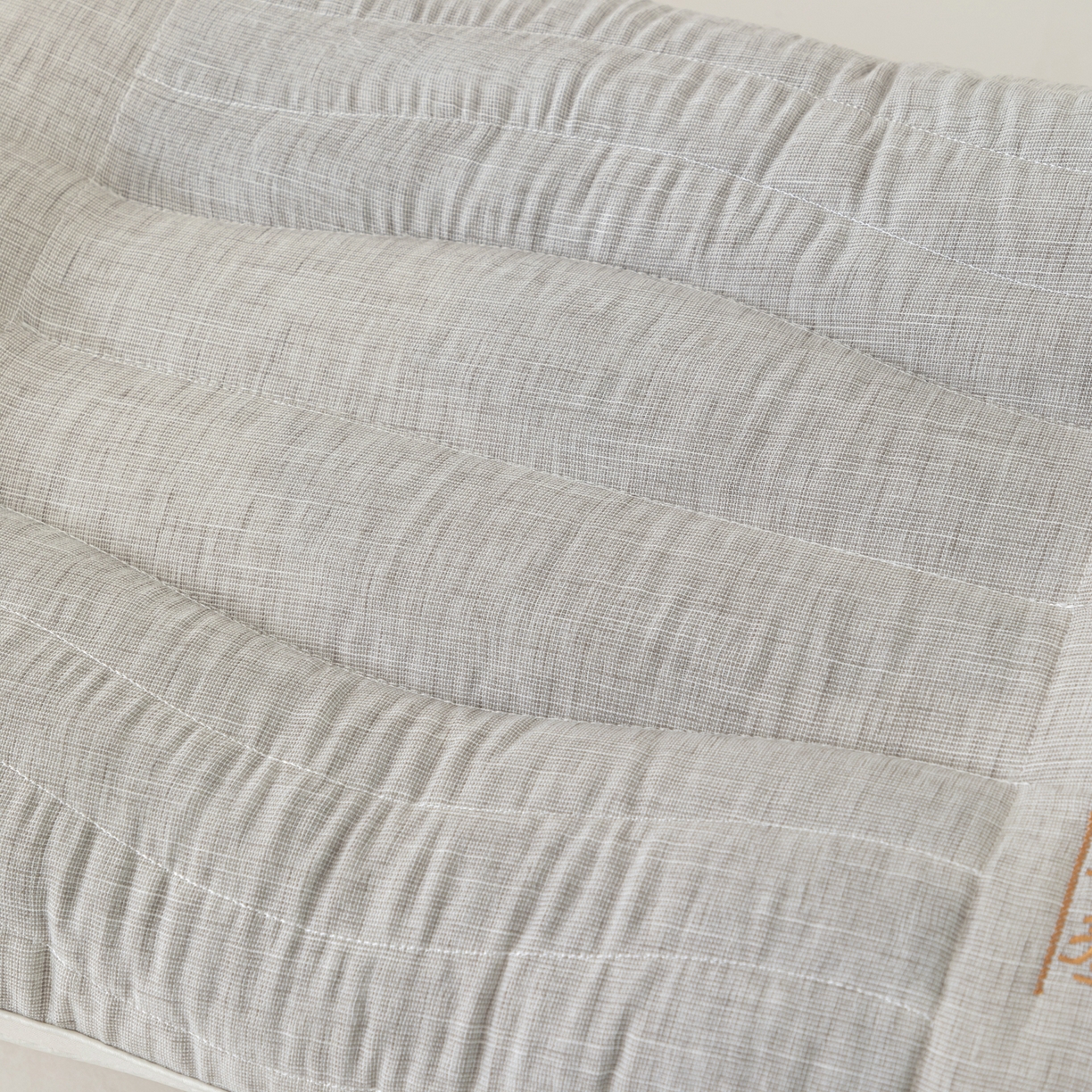 91家纺网 家纺一手货源 找家纺 大熊枕芯 2025新款麻料定型护颈枕荞麦壳羽丝绒枕头枕芯 灰色