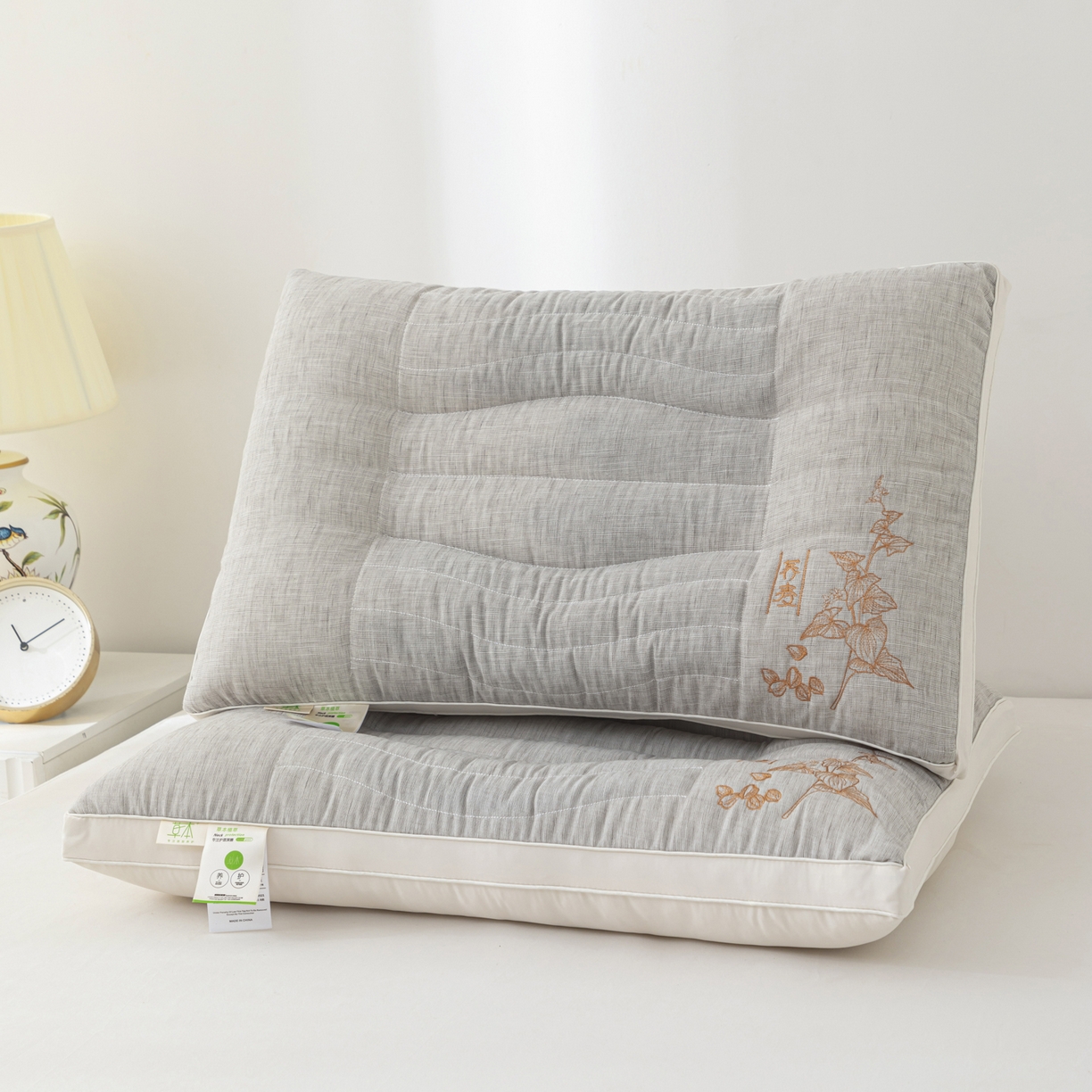 91家纺网 家纺一手货源 找家纺 大熊枕芯 2025新款麻料定型护颈枕荞麦壳羽丝绒枕头枕芯 灰色