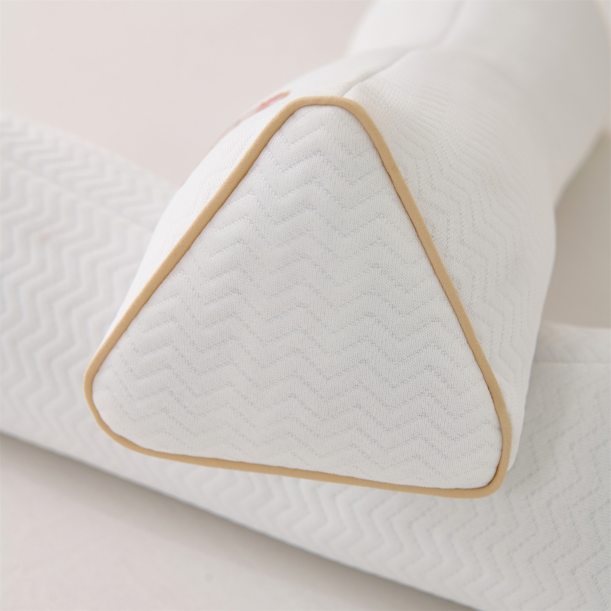 91家纺网 家纺一手货源 找家纺 （总）大熊枕芯 2025新款针织刺绣款三角荞麦枕全荞麦壳枕头枕芯