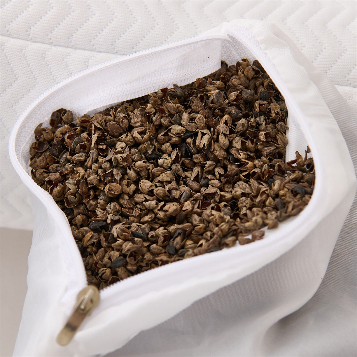 91家纺网 家纺一手货源 找家纺 （总）大熊枕芯 2025新款针织刺绣款三角荞麦枕全荞麦壳枕头枕芯