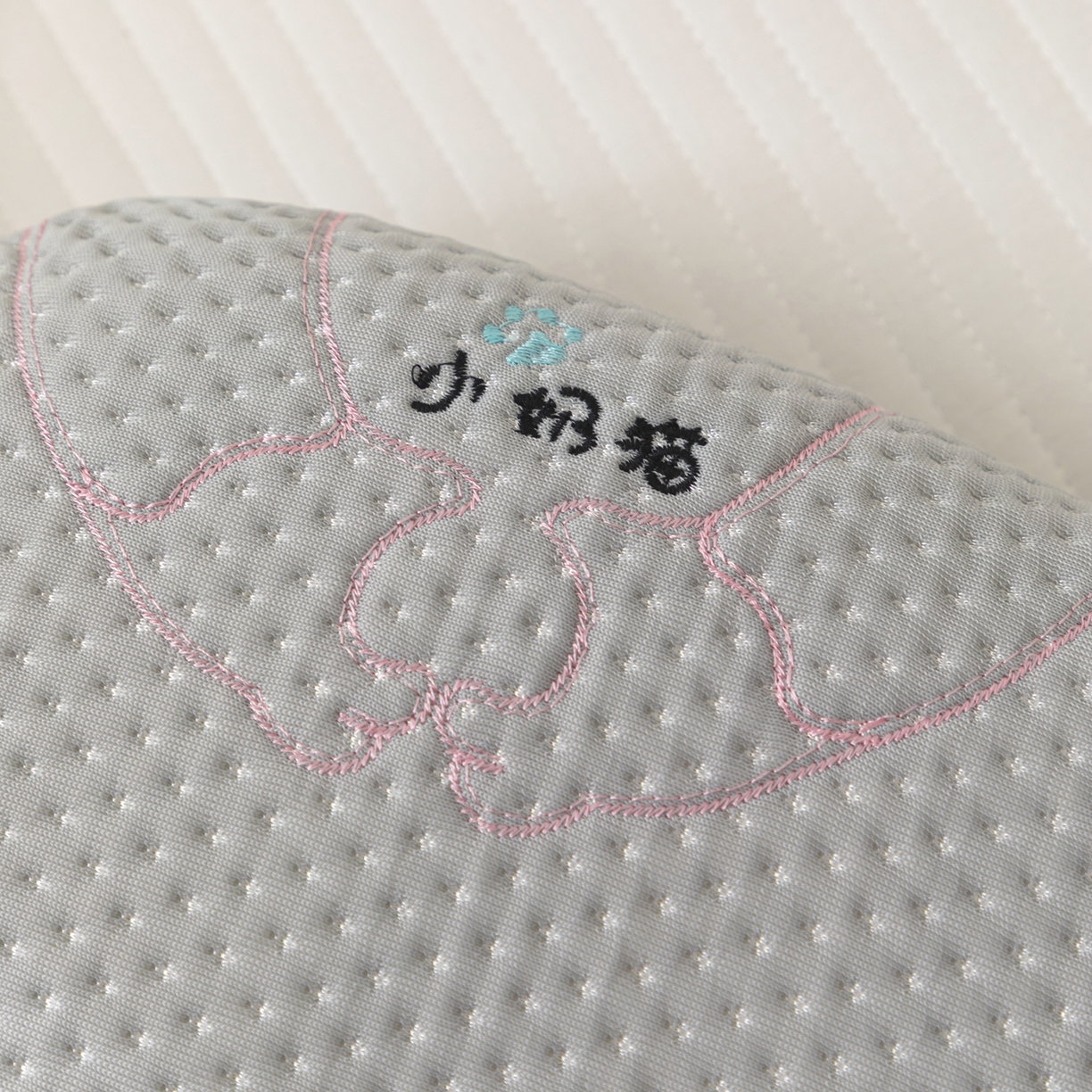 91家纺网 家纺一手货源 找家纺 大熊枕芯 2025新款小奶猫慢回弹记忆枕猫肚枕枕头枕芯 小奶猫记忆枕-灰