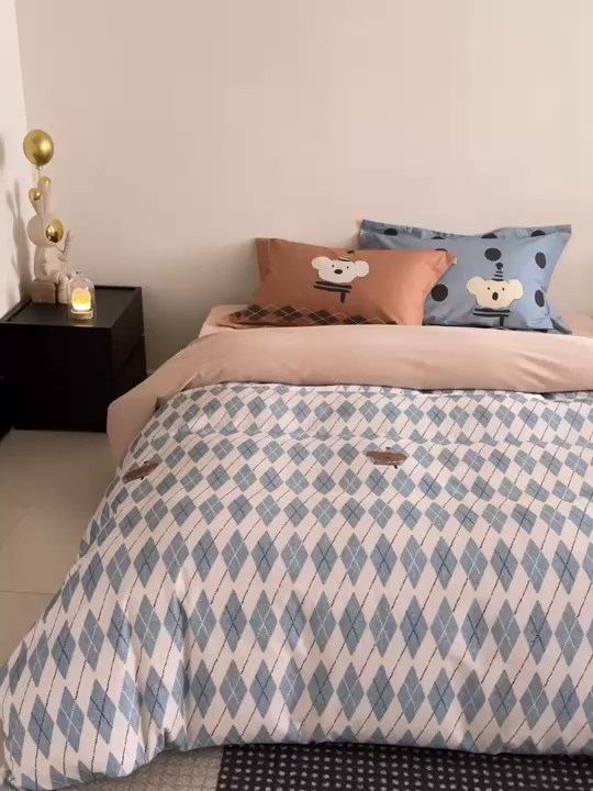 91家纺网 家纺一手货源 找家纺 由丽2025新款卡通磨毛印花四件套（控价券后不低于小号190，标准210，加大225） 菱形熊-蓝