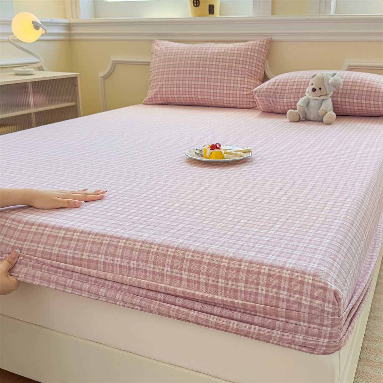 91家纺网 家纺一手货源 找家纺 菡宝 2025新款全棉纯棉色织水洗棉单单床笠 粉格调