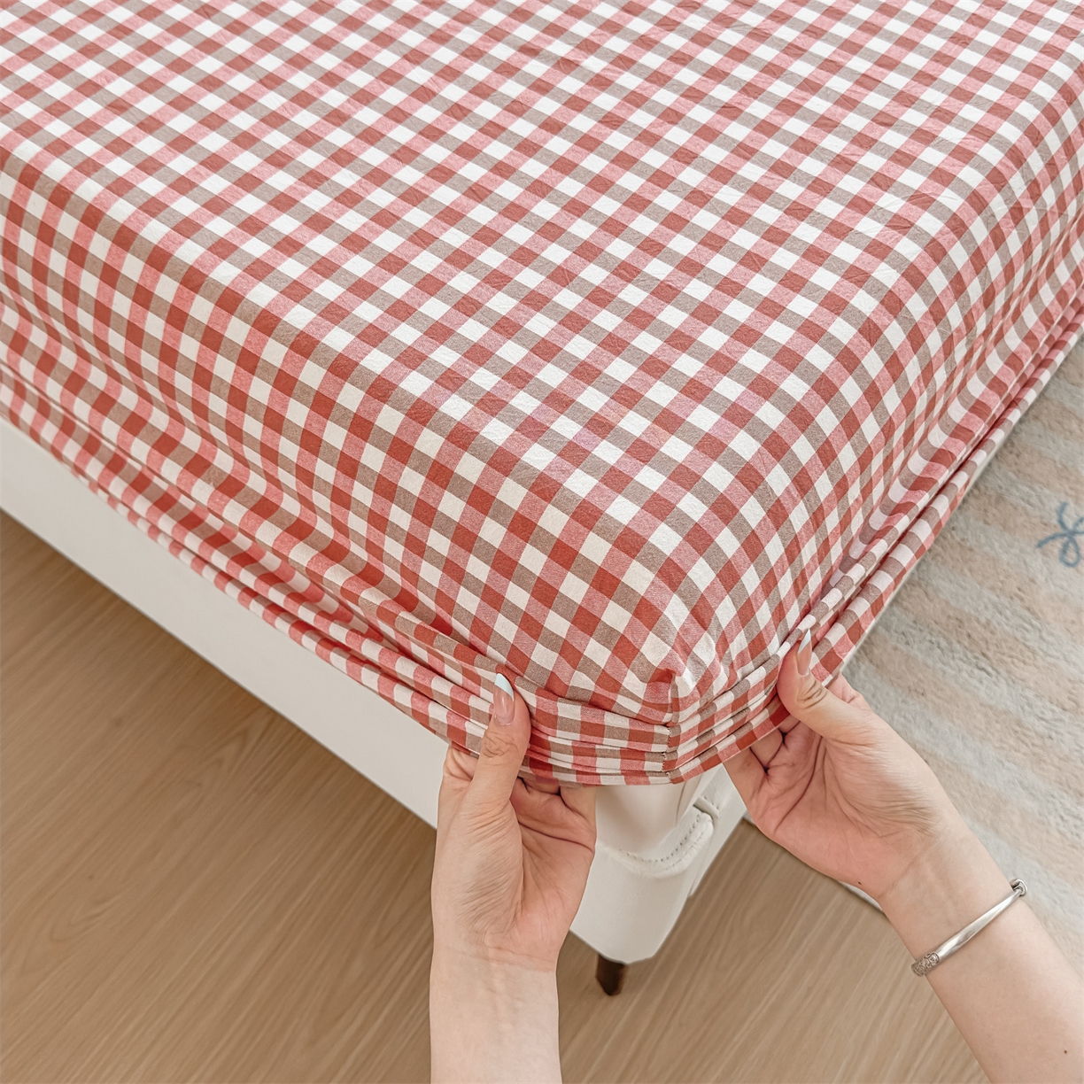 91家纺网 家纺一手货源 找家纺 菡宝 2025新款全棉纯棉色织水洗棉单单床笠 橘红小格