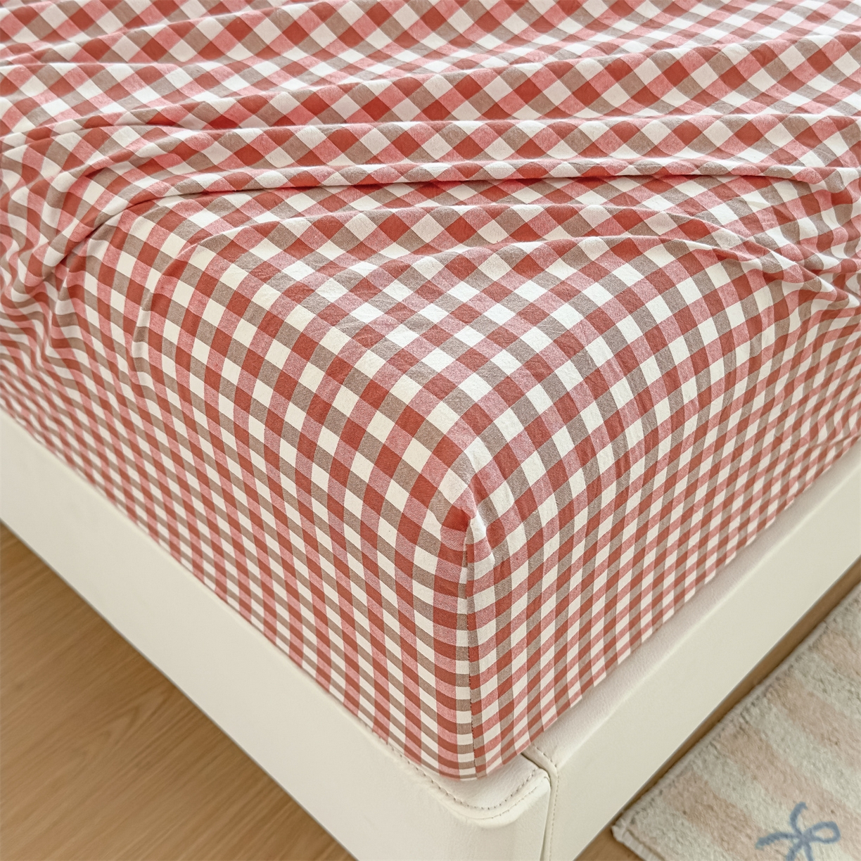 91家纺网 家纺一手货源 找家纺 菡宝 2025新款全棉纯棉色织水洗棉单单床笠 橘红小格