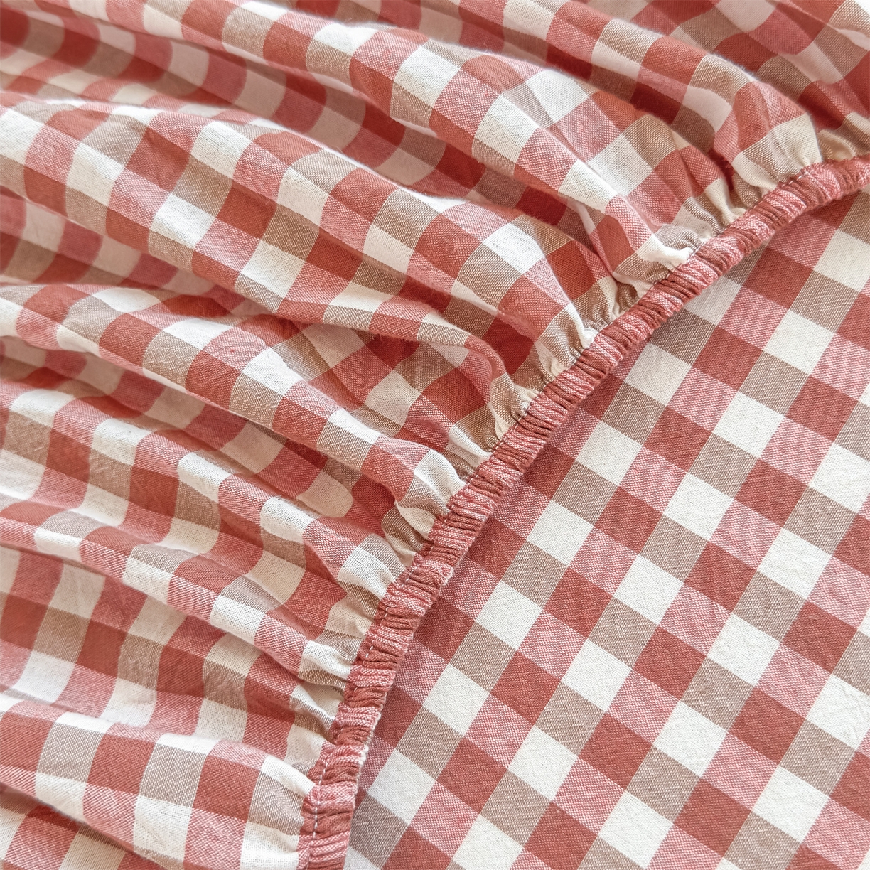 91家纺网 家纺一手货源 找家纺 菡宝 2025新款全棉纯棉色织水洗棉单单床笠 橘红小格