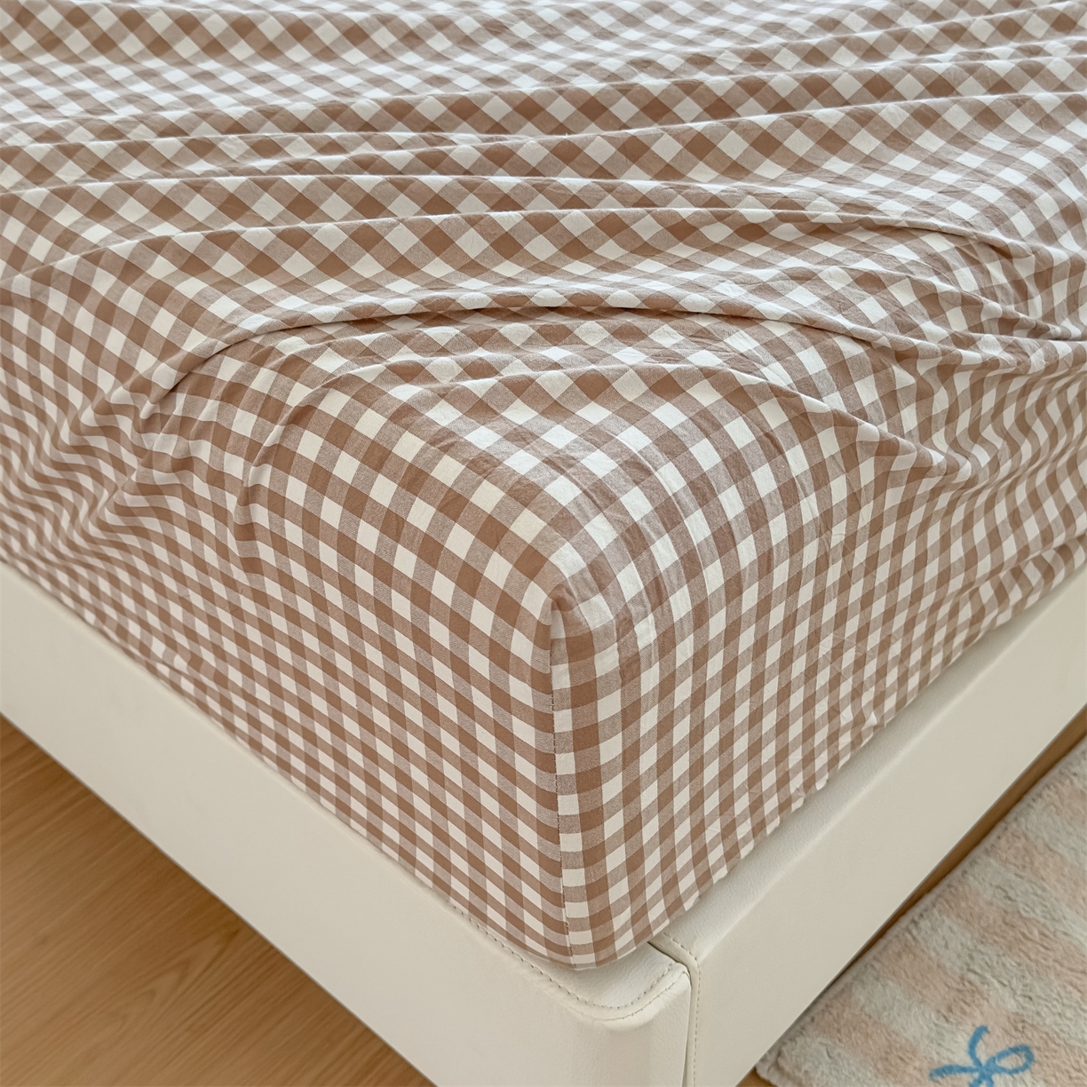 91家纺网 家纺一手货源 找家纺 菡宝 2025新款全棉纯棉色织水洗棉单单床笠 棕小格