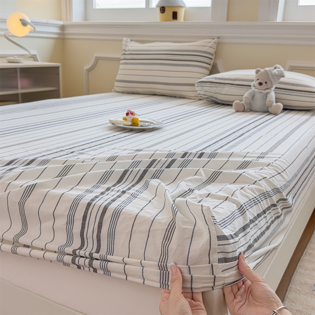 91家纺网 家纺一手货源 找家纺 菡宝 2025新款全棉纯棉色织水洗棉单单床笠 漫幽灰蓝条