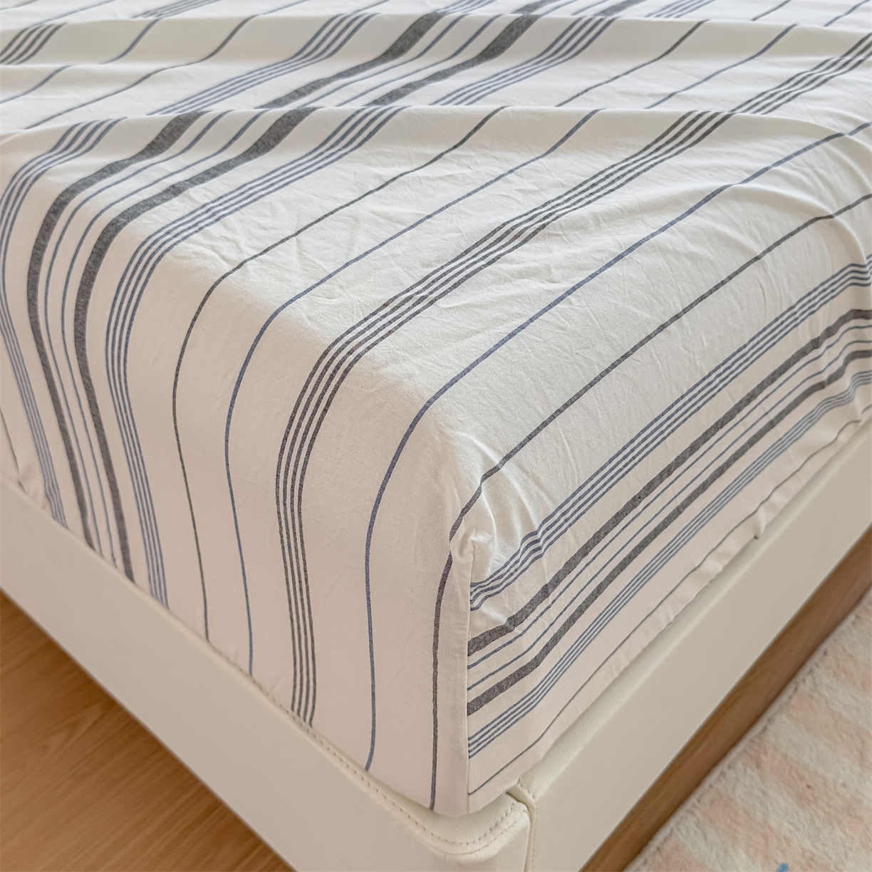 91家纺网 家纺一手货源 找家纺 菡宝 2025新款全棉纯棉色织水洗棉单单床笠 漫幽灰蓝条