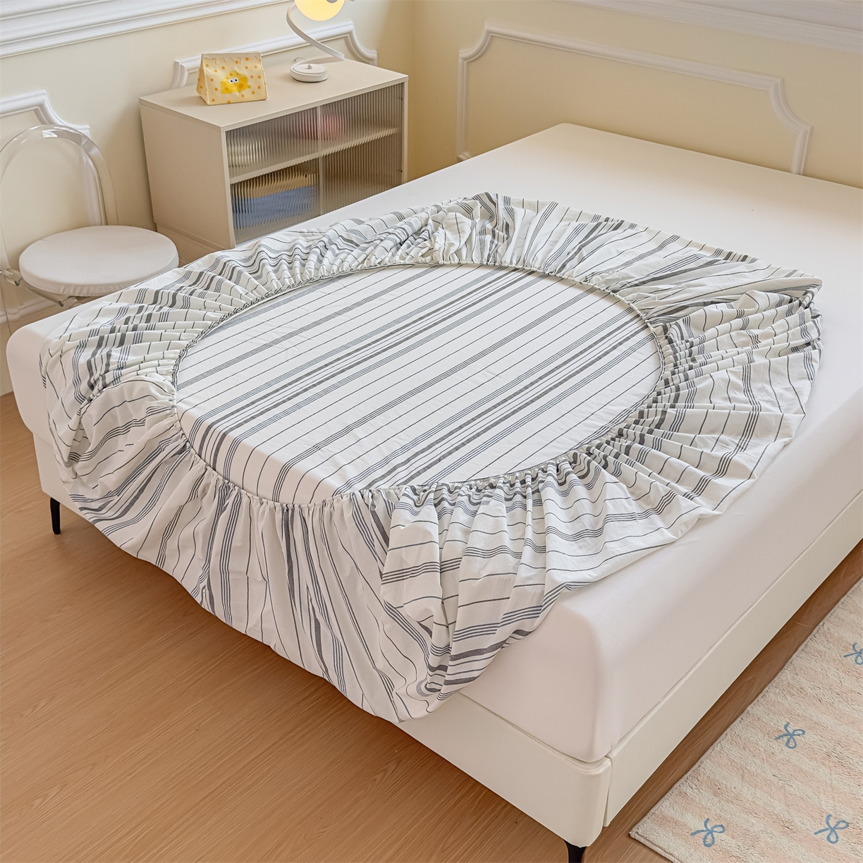 91家纺网 家纺一手货源 找家纺 菡宝 2025新款全棉纯棉色织水洗棉单单床笠 漫幽灰蓝条