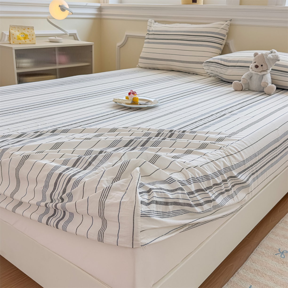 91家纺网 家纺一手货源 找家纺 菡宝 2025新款全棉纯棉色织水洗棉单单床笠 漫幽灰蓝条