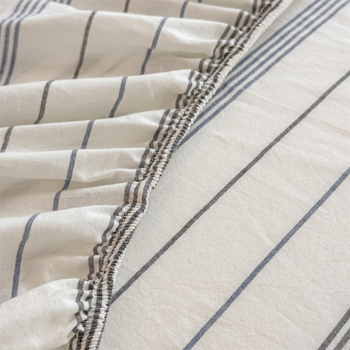 91家纺网 家纺一手货源 找家纺 菡宝 2025新款全棉纯棉色织水洗棉单单床笠 漫幽灰蓝条