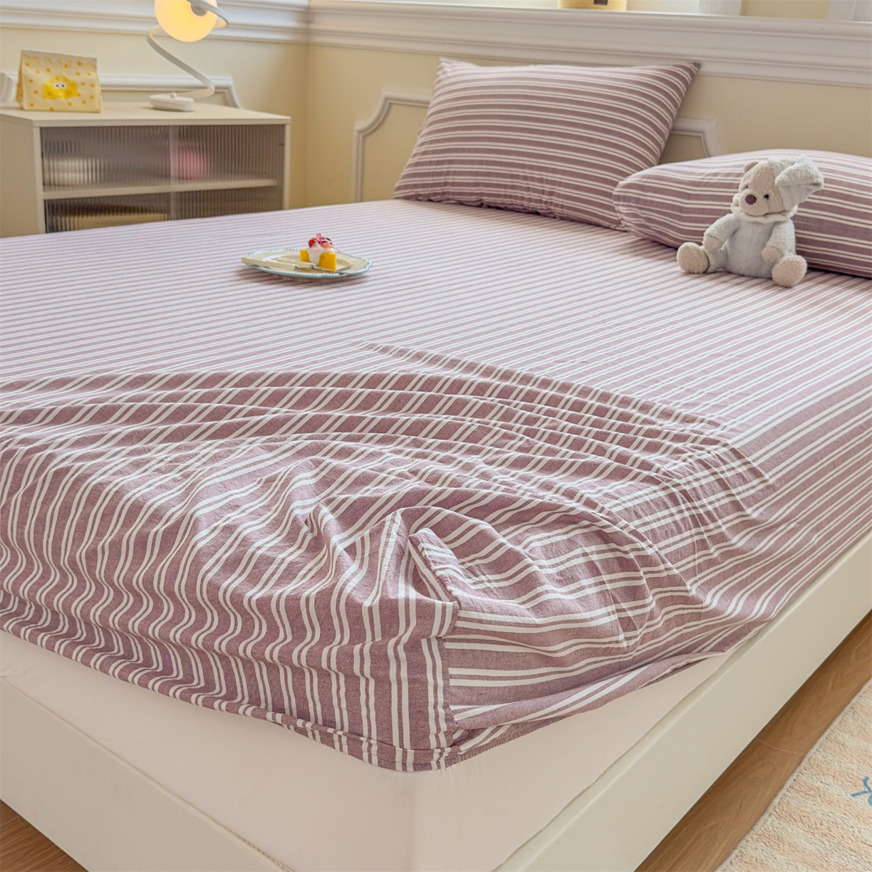 91家纺网 家纺一手货源 找家纺 菡宝 2025新款全棉纯棉色织水洗棉单单床笠 牧野魅影紫