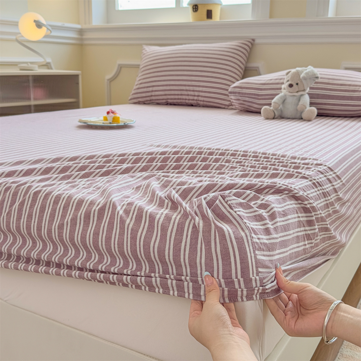 91家纺网 家纺一手货源 找家纺 菡宝 2025新款全棉纯棉色织水洗棉单单床笠 牧野魅影紫