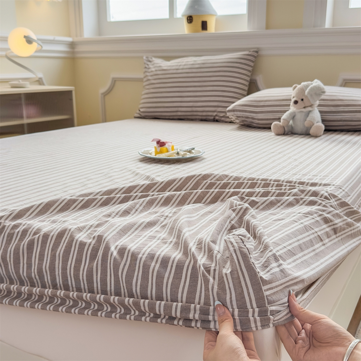 91家纺网 家纺一手货源 找家纺 菡宝 2025新款全棉纯棉色织水洗棉单单床笠 牧野米卡棕