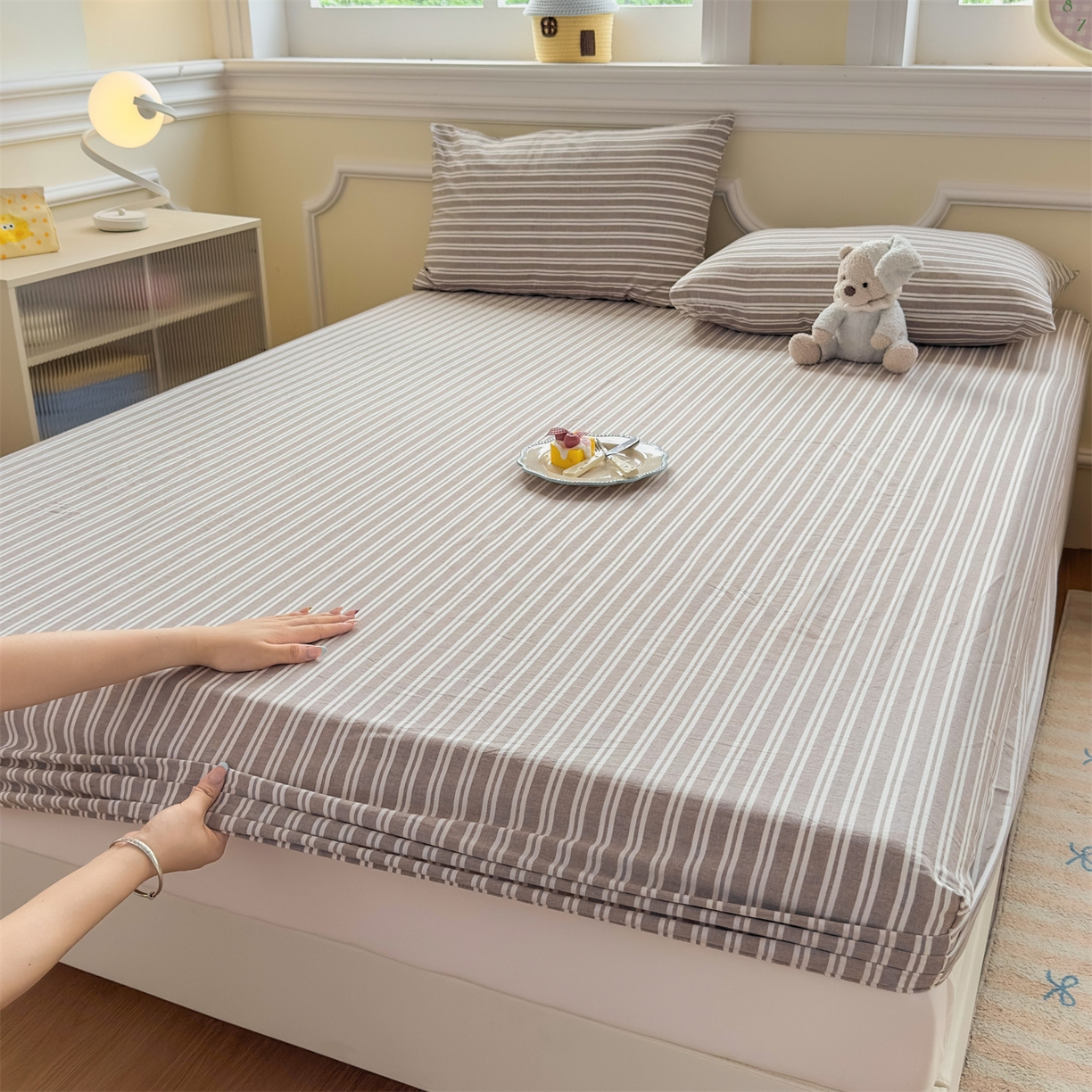 91家纺网 家纺一手货源 找家纺 菡宝 2025新款全棉纯棉色织水洗棉单单床笠 牧野米卡棕