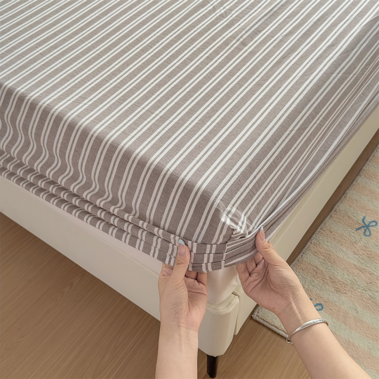 91家纺网 家纺一手货源 找家纺 菡宝 2025新款全棉纯棉色织水洗棉单单床笠 牧野米卡棕