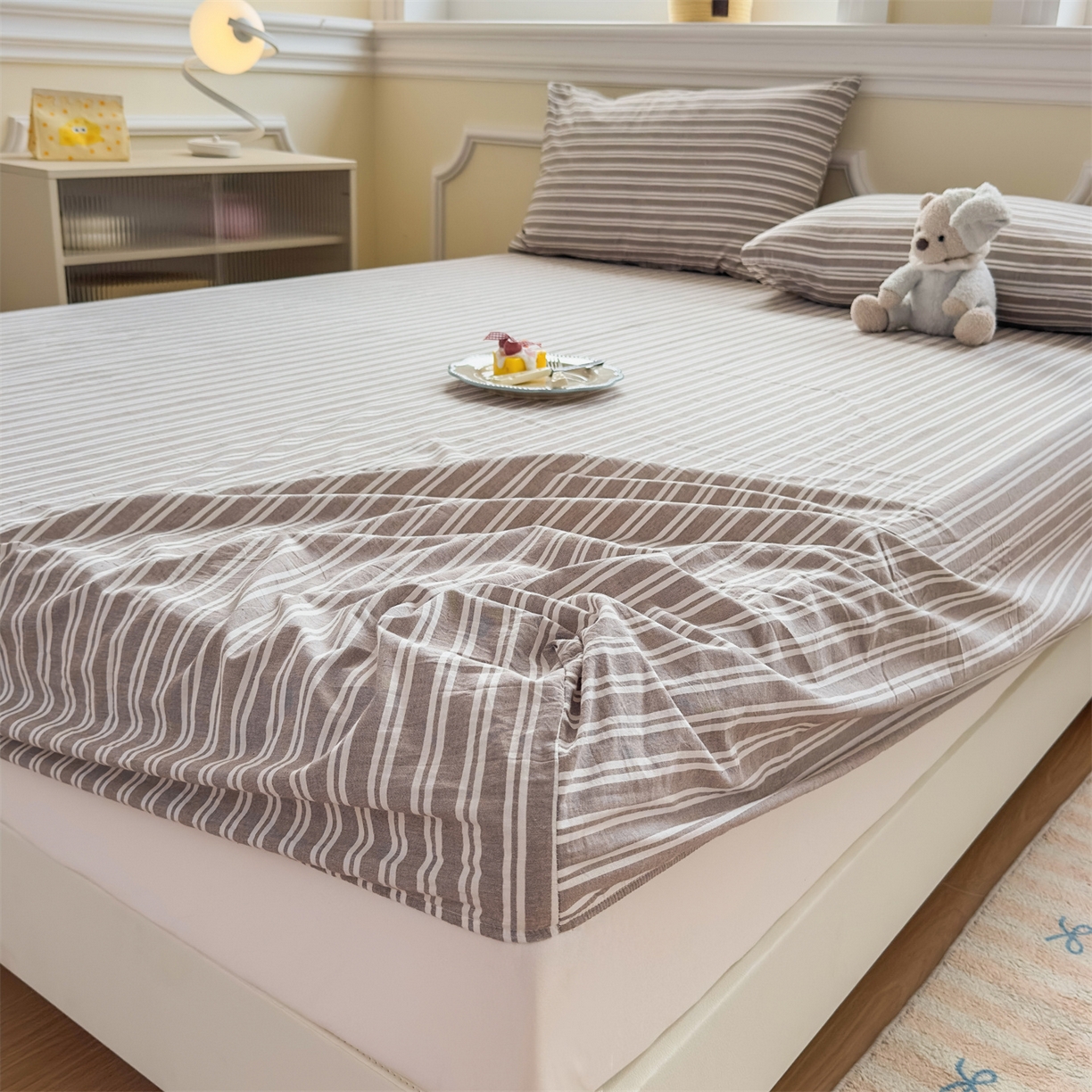 91家纺网 家纺一手货源 找家纺 菡宝 2025新款全棉纯棉色织水洗棉单单床笠 牧野米卡棕