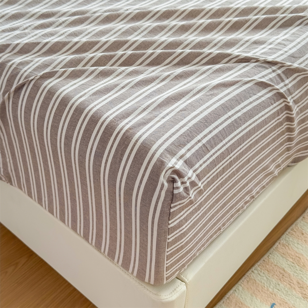 91家纺网 家纺一手货源 找家纺 菡宝 2025新款全棉纯棉色织水洗棉单单床笠 牧野米卡棕