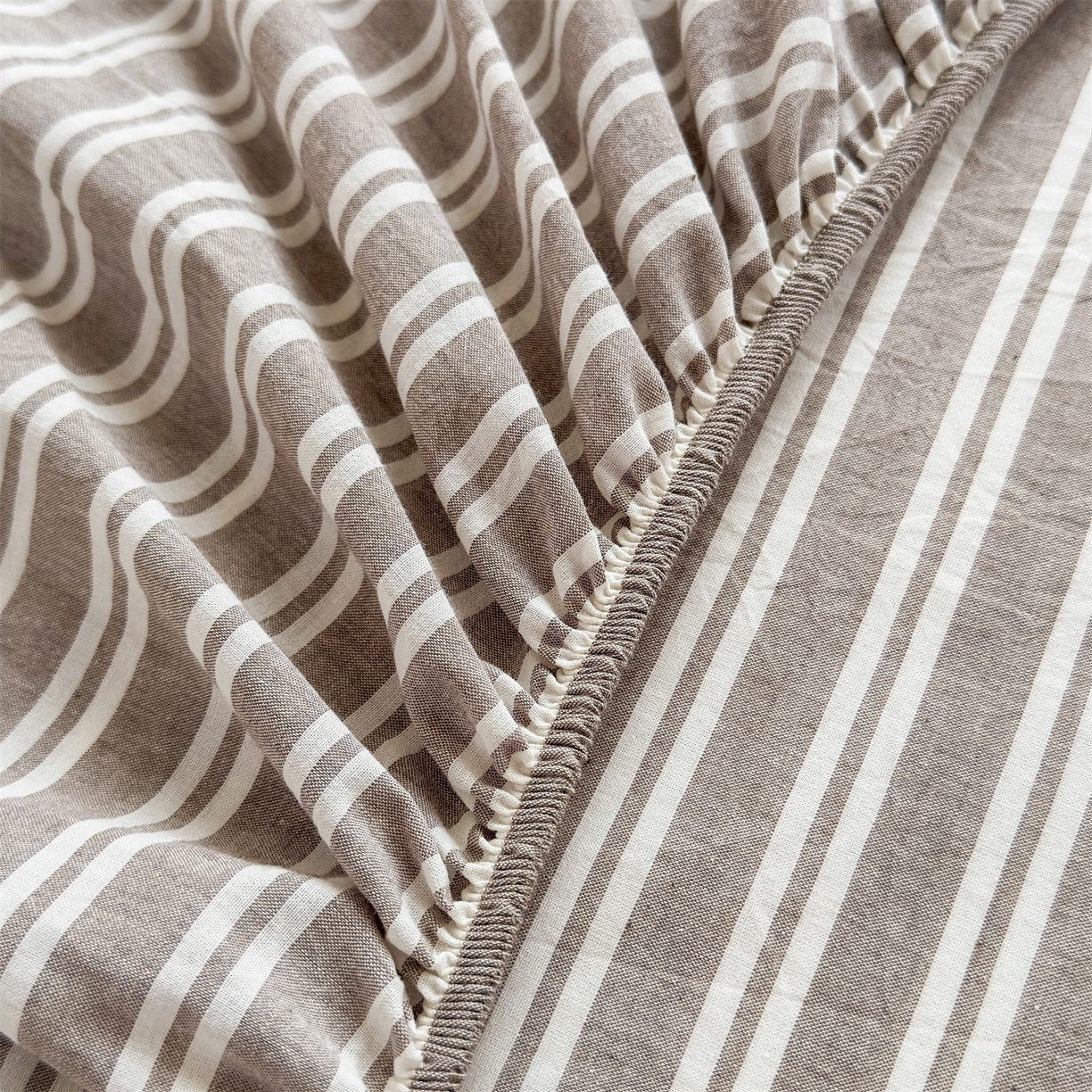 91家纺网 家纺一手货源 找家纺 菡宝 2025新款全棉纯棉色织水洗棉单单床笠 牧野米卡棕