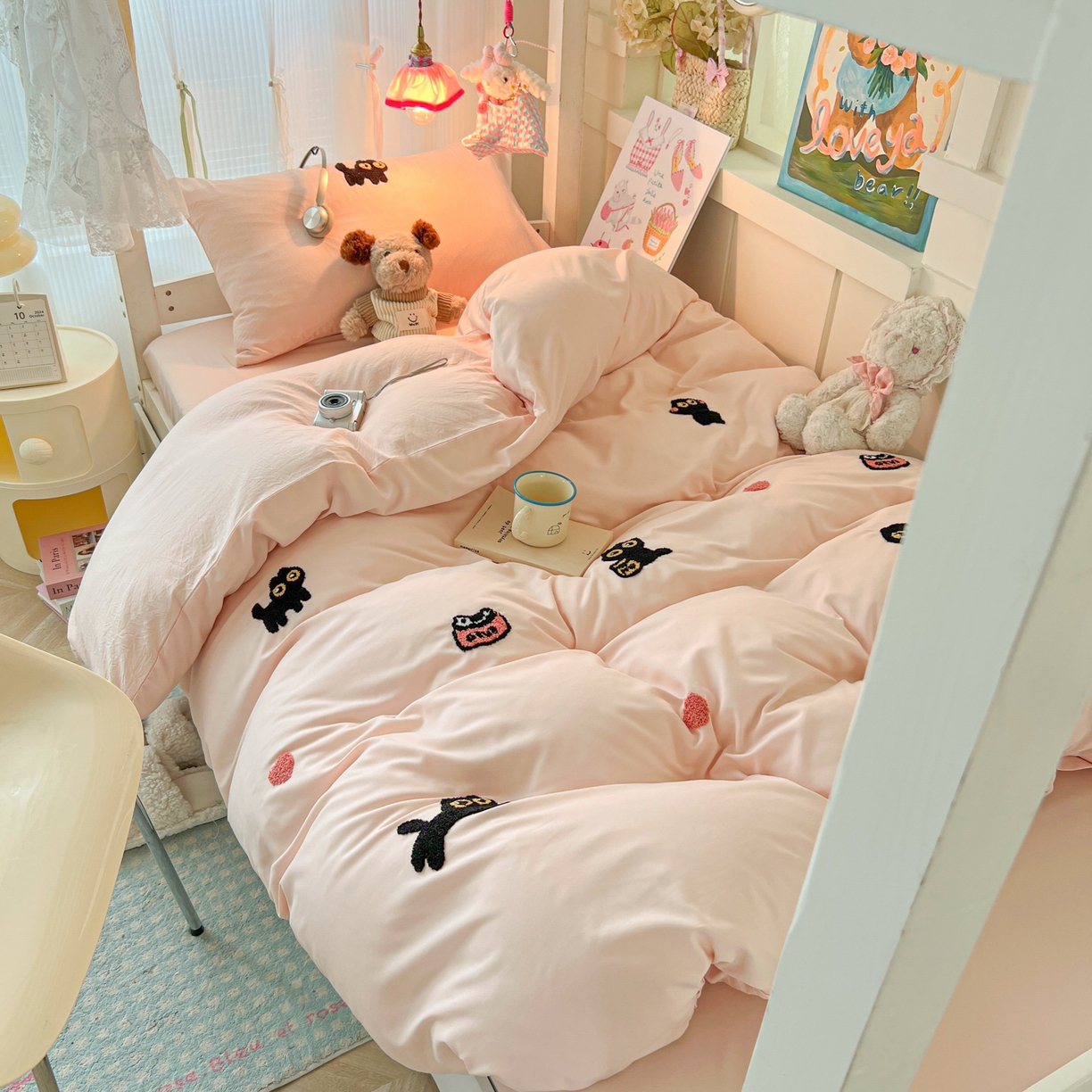 91家纺网 家纺一手货源 找家纺 韩巢家纺 2025新款学生宿舍寝室上下铺水洗棉毛巾绣被套床单三四件套-幸运猫 幸运猫浅粉