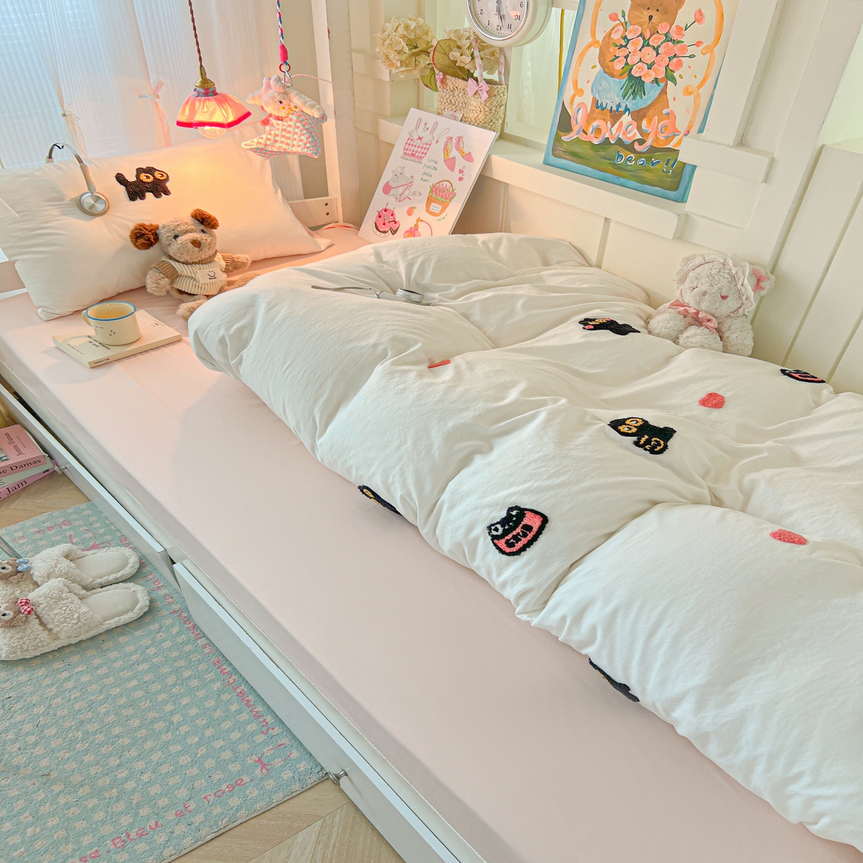 91家纺网 家纺一手货源 找家纺 韩巢家纺 2025新款学生宿舍寝室上下铺水洗棉毛巾绣被套床单三四件套-幸运猫 幸运猫白浅粉