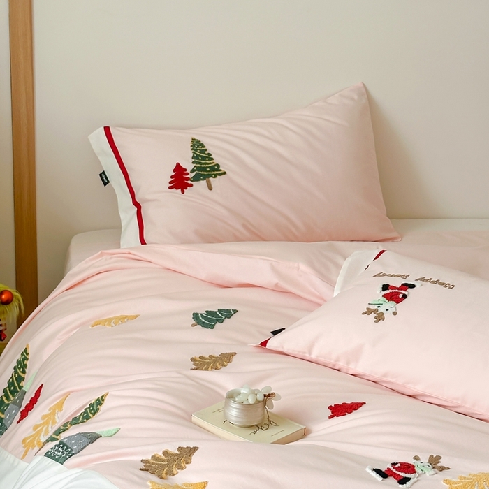 91家纺网 家纺一手货源 找家纺 佳汐蓝家纺 2025秋冬新款森系北欧风毛巾绣四件套—森林秘境 森林秘境-粉