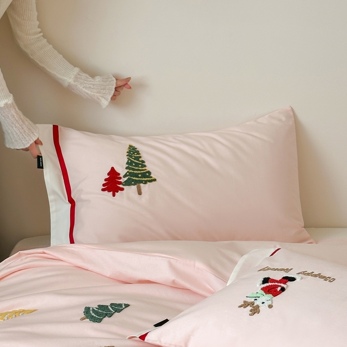 91家纺网 家纺一手货源 找家纺 佳汐蓝家纺 2025秋冬新款森系北欧风毛巾绣四件套—森林秘境 森林秘境-粉