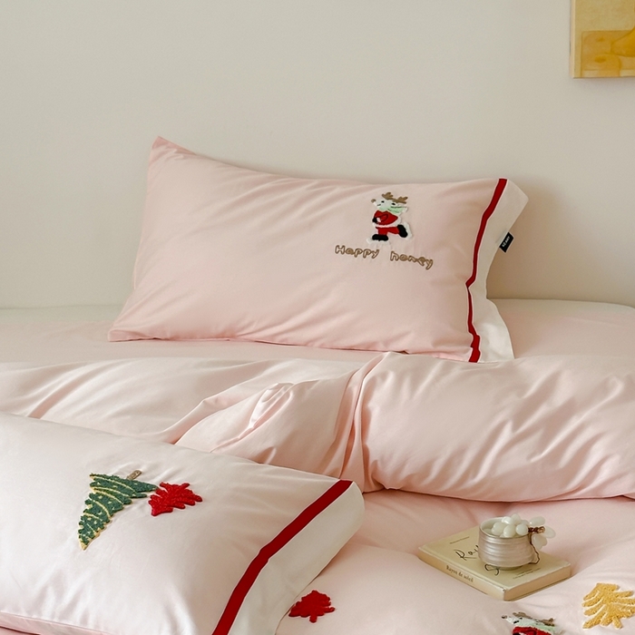 91家纺网 家纺一手货源 找家纺 佳汐蓝家纺 2025秋冬新款森系北欧风毛巾绣四件套—森林秘境 森林秘境-粉