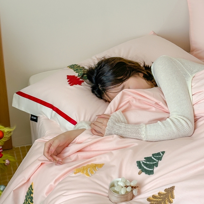 91家纺网 家纺一手货源 找家纺 佳汐蓝家纺 2025秋冬新款森系北欧风毛巾绣四件套—森林秘境 森林秘境-粉