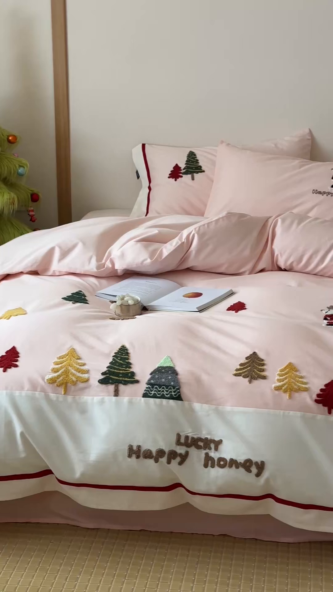 91家纺网 家纺一手货源 找家纺 佳汐蓝家纺 2025秋冬新款森系北欧风毛巾绣四件套—森林秘境 森林秘境-粉