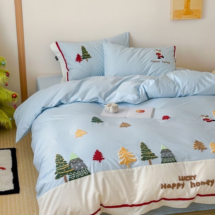 91家纺网 家纺一手货源 找家纺 佳汐蓝家纺 2025秋冬新款森系北欧风毛巾绣四件套—森林秘境 森林秘境-蓝