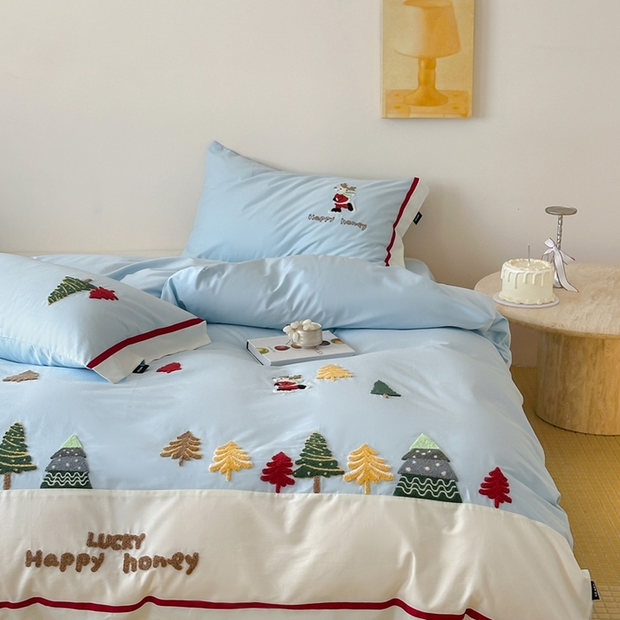 91家纺网 家纺一手货源 找家纺 佳汐蓝家纺 2025秋冬新款森系北欧风毛巾绣四件套—森林秘境 森林秘境-蓝