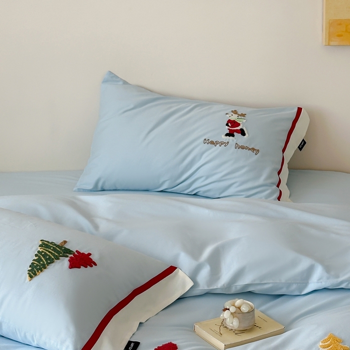 91家纺网 家纺一手货源 找家纺 佳汐蓝家纺 2025秋冬新款森系北欧风毛巾绣四件套—森林秘境 森林秘境-蓝