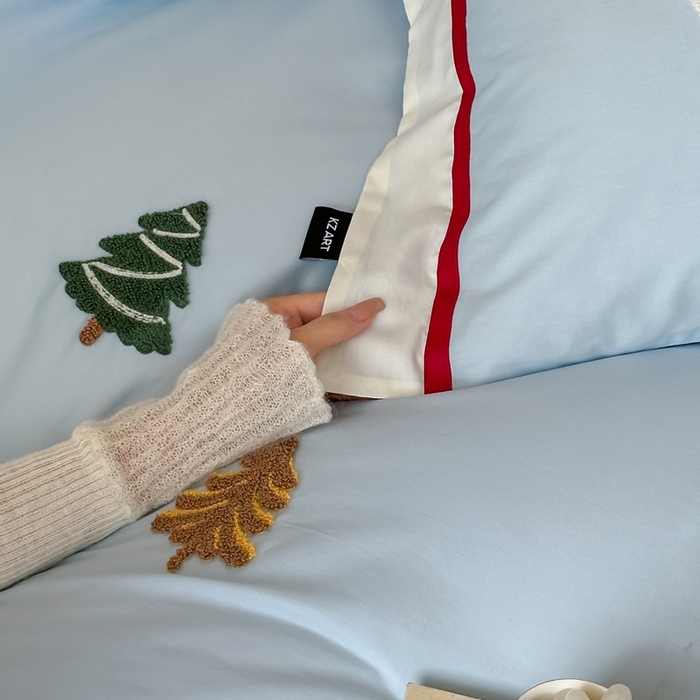 91家纺网 家纺一手货源 找家纺 佳汐蓝家纺 2025秋冬新款森系北欧风毛巾绣四件套—森林秘境 森林秘境-蓝