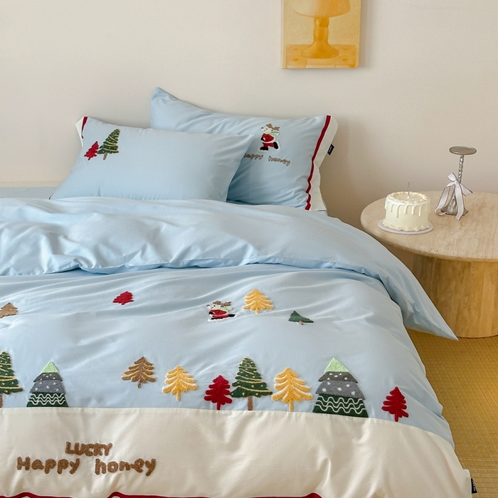 91家纺网 家纺一手货源 找家纺 佳汐蓝家纺 2025秋冬新款森系北欧风毛巾绣四件套—森林秘境 森林秘境-蓝