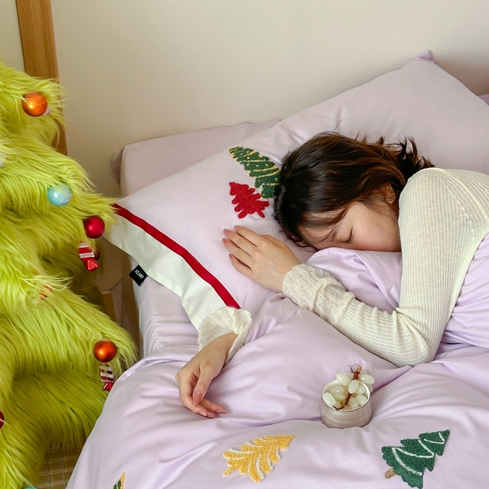 91家纺网 家纺一手货源 找家纺 佳汐蓝家纺 2025秋冬新款森系北欧风毛巾绣四件套—森林秘境 森林秘境-紫