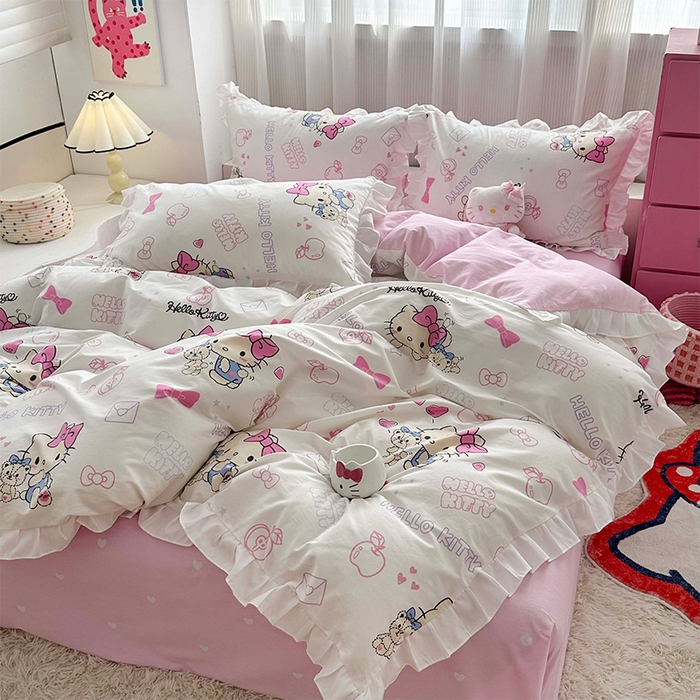 91家纺网 家纺一手货源 找家纺 玉元坊2025新款三丽鸥系列 全棉床单纯棉床裙三四件套  凯蒂小熊 花边款