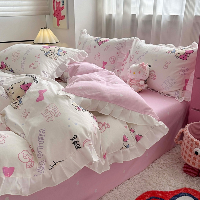 91家纺网 家纺一手货源 找家纺 玉元坊2025新款三丽鸥系列 全棉床单纯棉床裙三四件套  凯蒂小熊 花边款