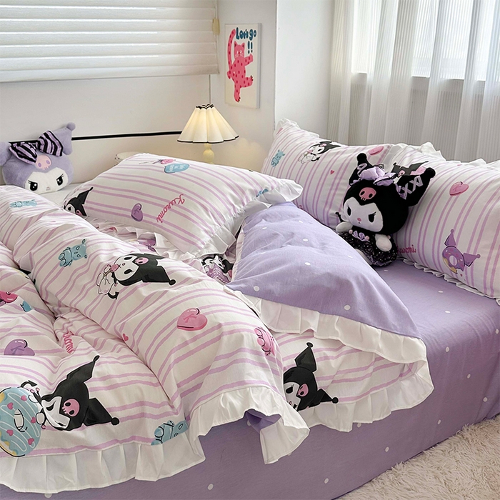 91家纺网 家纺一手货源 找家纺 玉元坊2025新款三丽鸥系列 全棉床单纯棉床裙三四件套  库洛米条纹【花边款】