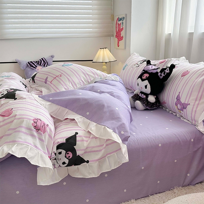 91家纺网 家纺一手货源 找家纺 玉元坊2025新款三丽鸥系列 全棉床单纯棉床裙三四件套  库洛米条纹【花边款】