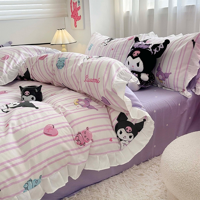 91家纺网 家纺一手货源 找家纺 玉元坊2025新款三丽鸥系列 全棉床单纯棉床裙三四件套  库洛米条纹【花边款】