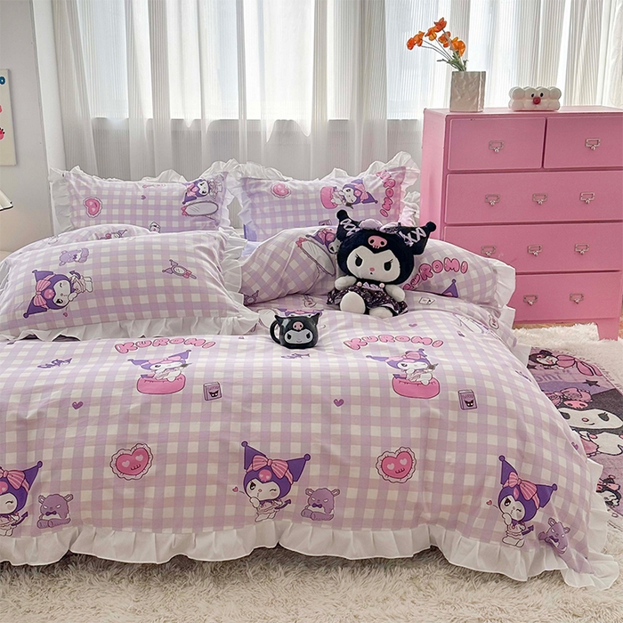 91家纺网 家纺一手货源 找家纺 玉元坊2025新款三丽鸥系列 全棉床单纯棉床裙三四件套  紫格库洛米【花边款】