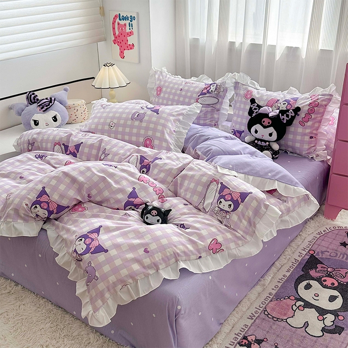 91家纺网 家纺一手货源 找家纺 玉元坊2025新款三丽鸥系列 全棉床单纯棉床裙三四件套  紫格库洛米【花边款】