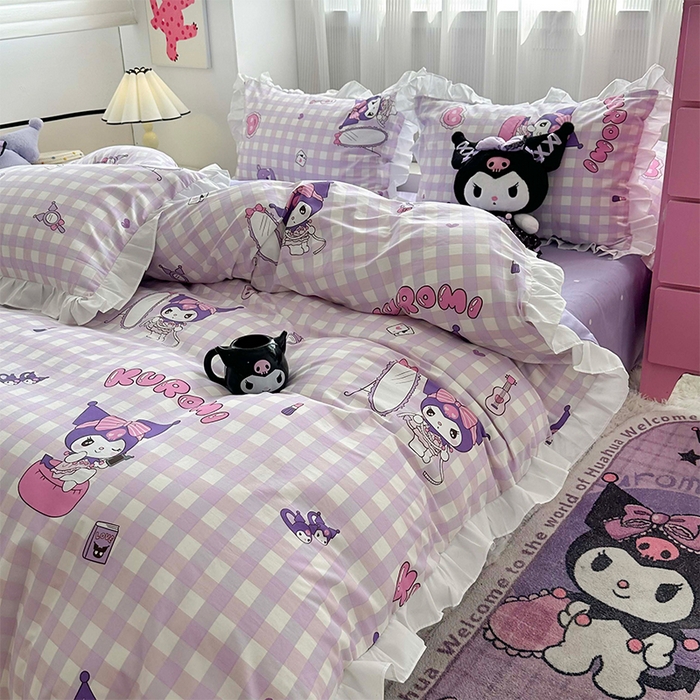 91家纺网 家纺一手货源 找家纺 玉元坊2025新款三丽鸥系列 全棉床单纯棉床裙三四件套  紫格库洛米【花边款】