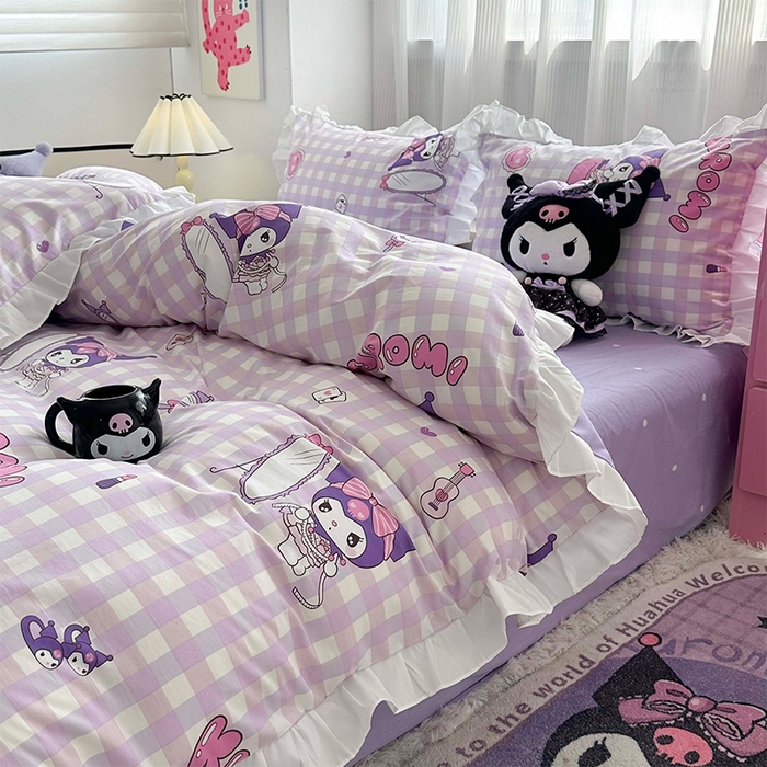 91家纺网 家纺一手货源 找家纺 玉元坊2025新款三丽鸥系列 全棉床单纯棉床裙三四件套  紫格库洛米【花边款】